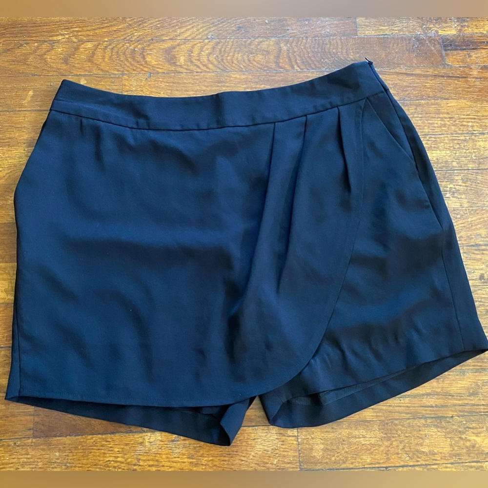 preloved shorts but never worn, size is on the last picture